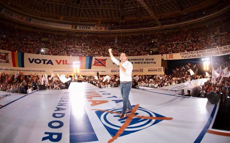 Mauricio Vila realizó el cierre de su campaña en el Coliseo Yucatán. (Facebook)