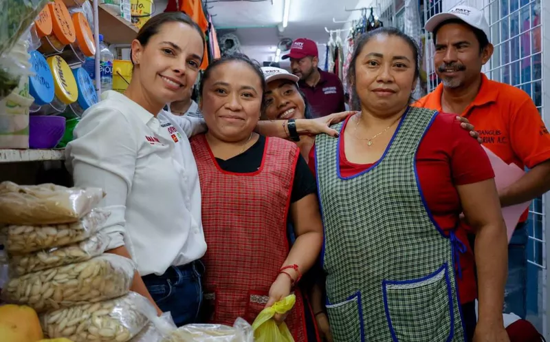 Ana Paty Peralta recorre ‘El Parian’ de Cancún: Apunta a fortalecer la economía local / (Foto: Cortesía)