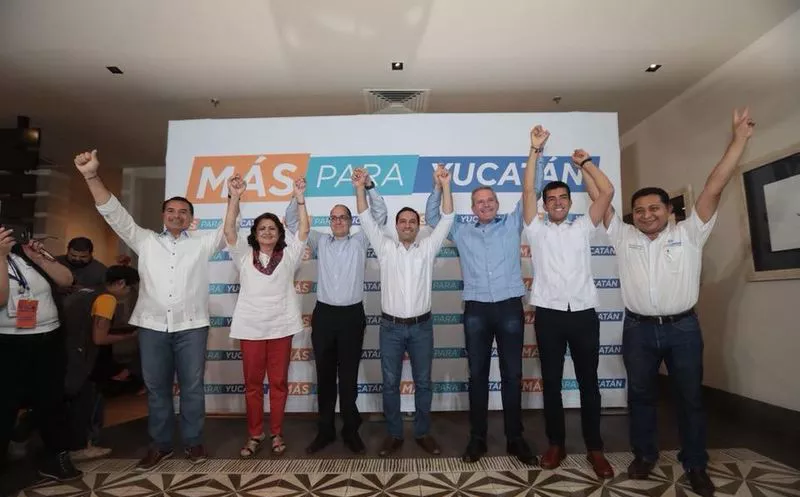 Los candidatos de Acción Nacional celebran su virtual triunfo en las elecciones. (Facebook)