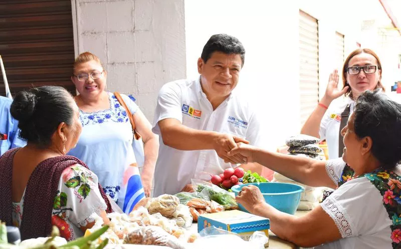 el candidato a diputado federal por la coalición Por Quintana Roo
al Frente platicó con locatarios del mercado de Carrillo Puerto. (Redacción/SIPSE)