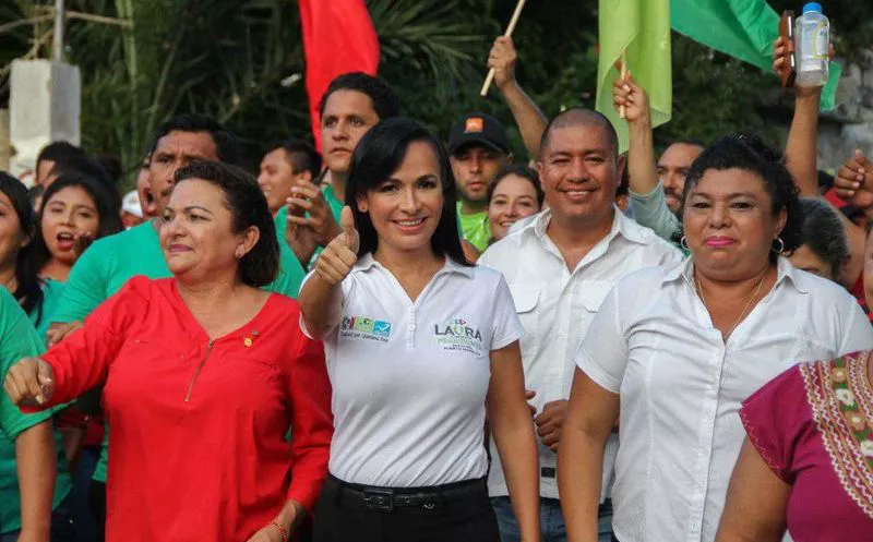 Laura Fernández, candidata a la presidencia de Puerto Morelos solicito el apoyo de la comunidad de Leona Vicario para continuar un proyecto impulsor. (SIPSE)