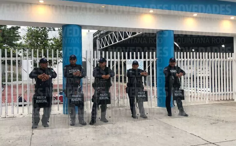 Elementos de la Policía Estatal Preventiva resguardaron también la entrada posterior del gimnasio Nohoch Suku'n. (Claudia Martin/SIPSE)