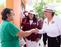 Jimena Lasa escucha a habitantes de la supermanzana 505 de Cancún