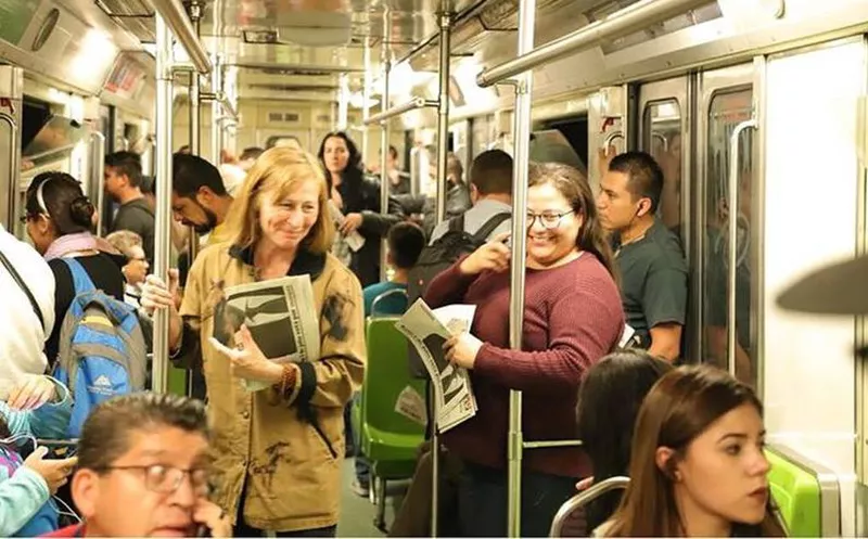 Tatiana Cloutier y Citlali Hernández convivieron con usuarios del Metro. (Foto: Internet)