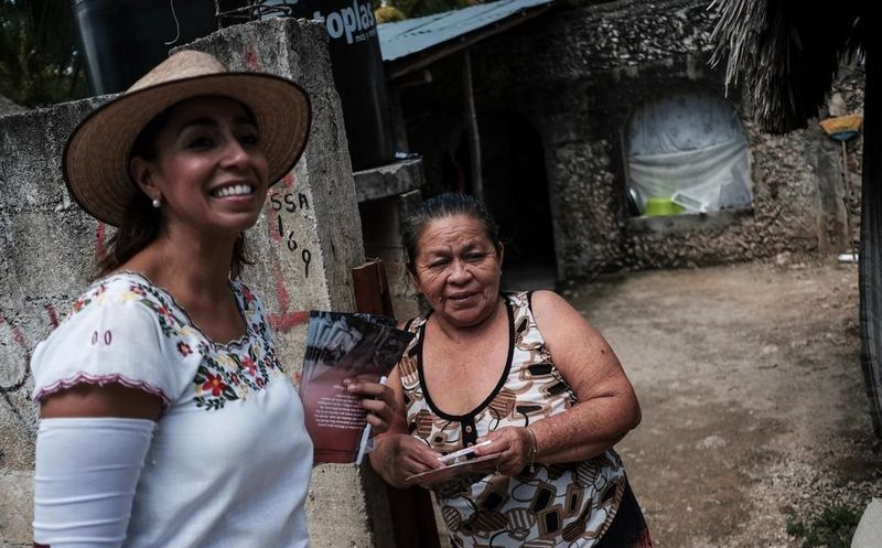 Marybel Villegas visitó a decenas de familias de comunidades consideradas 'en total abandono', en José María Morelos. (SIPSE)