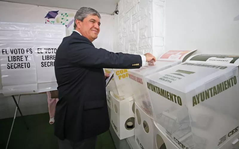 El Gobernador interino de Nuevo León, Manuel González Flores, emitió su voto a las 8 de la mañana. (El Economista)