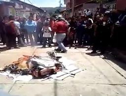 Asaltan casillas y queman material electoral en Michoacán