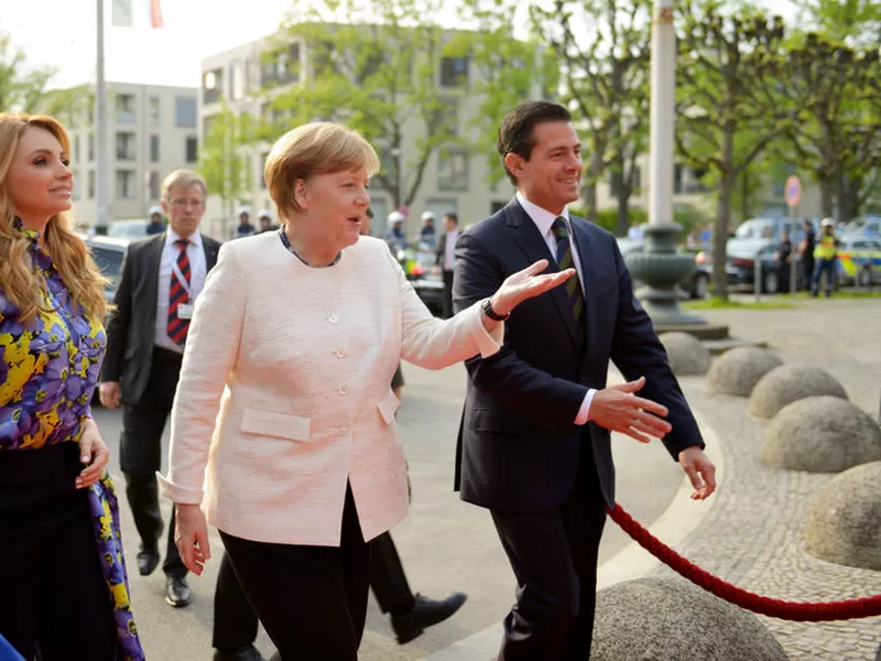 German Chancellor Angela Merkel, center, Mexico’s President Enrique Peña Nieto, right, and his wife Angélica Rivera de Peña, left, arrive for the opening of the Hannover fair. (Novedades News).
