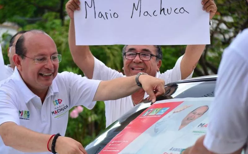 Candidato por la coalición Todos por Quintana Roo, durante el encuentro con el gremio de taxistas. (Foto: SIPSE)