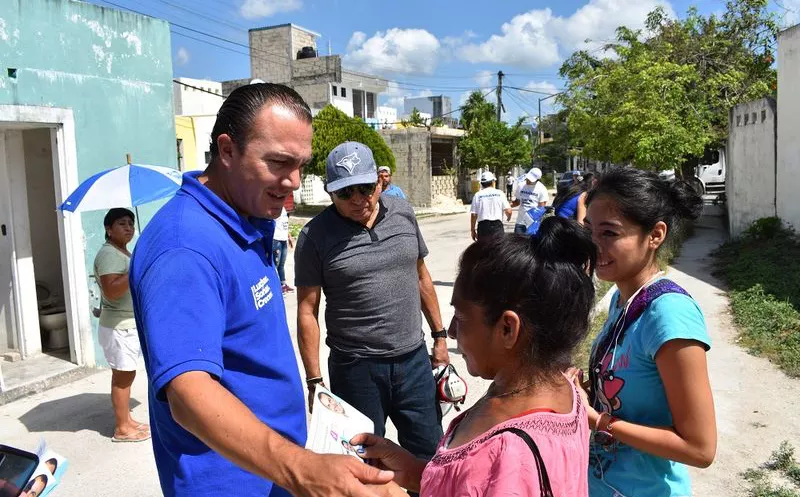 Carlos Orvañanos Rea, candidato por el Distrito 7 de la coalición “Orden y Desarrollo por Quintana Roo”, promueve apoyos económicos para jóvenes. (Cortesía)