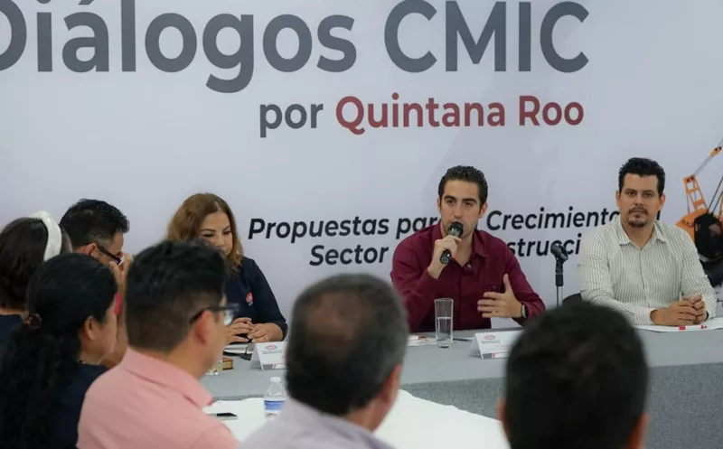 Gino Segura dialoga con integrantes de la Cámara de la Construcción en Chetumal / (Foto: Cortesía)