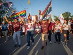 Fuerte movilización de jóvenes y la comunidad LGBT votará por Mary Hernández