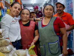 Ana Paty Peralta recorre ‘El Parian’ de Cancún: Apunta a fortalecer la economía local