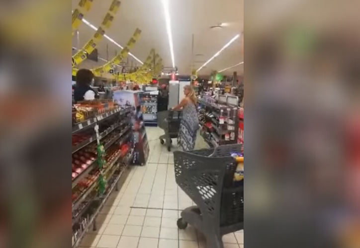 Mujer Utiliza Su Ropa Interior Como Cubrebocas En Un Supermercado Video