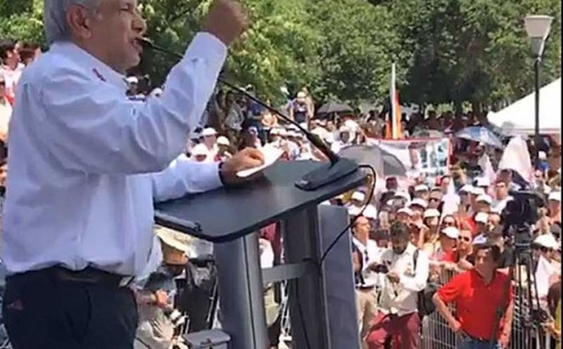 Andrés Manuel López Obrador se comprometió a aumentar los sueldos a marinos, militares, maestros y médicos. (Captura video/Excélsior)