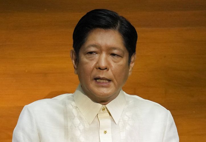 Presidente de Filipinas defiende dictadura de su padre