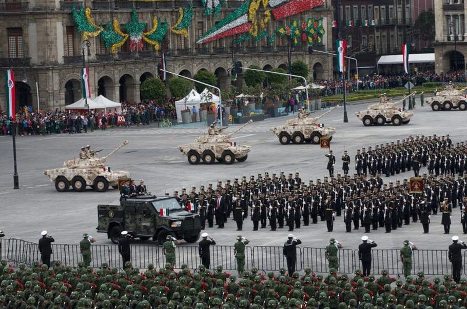 Desfile cívico militar en México