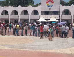 Peregrinan turistas y foráneos en Cancún, ya no hay boletas