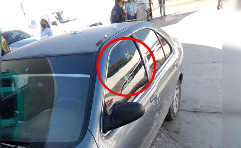 El automóvil en el cual arribó el lesionado presenta impactos de arma de fuego. Policías ministeriales se hacen cargo de las indagatorias. [Foto: P. Amador]
