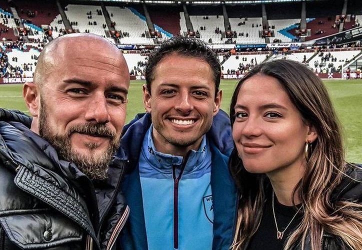 Explota la esposa de 'Chicharito' por insinuaciones de que su hijo es