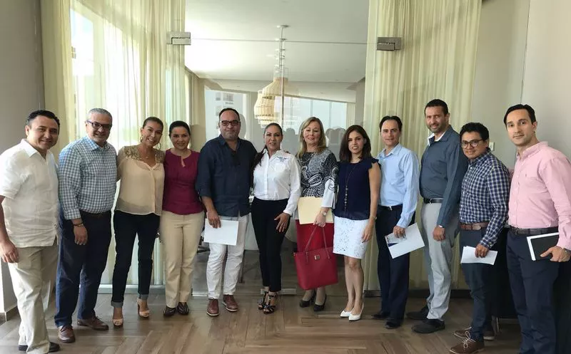 Ludivina Menchaca sostuvo una reunión con empresario hoteleros de Puerto Morelos. (Redacción)