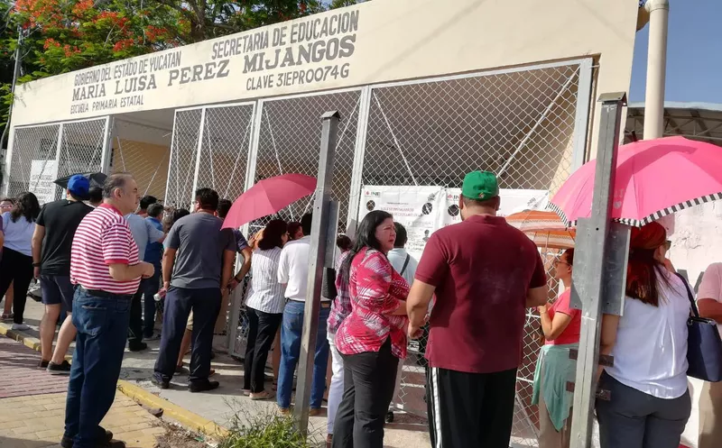 Varios ciudadanos se formaron desde las 7 de la mañana en casillas de Mérida. (Redacción)
