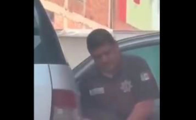 Lo Más Viral Video Captan A Policía Orinando En Plena Vía Pública Y Se Viraliza En Redes 7859