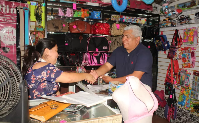 El candidato visitó a los comerciantes de las comunidades: (Redacción/SIPSE)